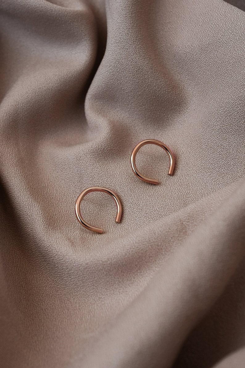 Kleine Silber Ohrstecker Minimalistische Ohrringe Halbe Creolen Einfache Silber Ohrringe Hipster Ohrringe Coole Ohrringe Minimal Accessoires 18k rose gold plated