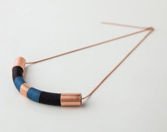 Blaue und schwarze Halskette, Blaue Statement Halskette geometrisch, Moderner Schmuck, Designer Schmuck, 7. Jahrestag Geschenk für Frau, Kupfer Halskette