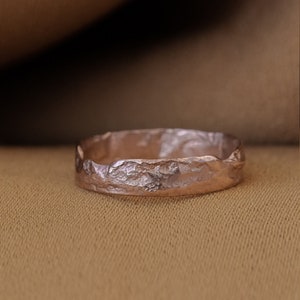 Bagues en or bio pour femmes, bague unique, bague martelée en or, bague texturée minimaliste, bague en or rustique, bague à empiler en or, bague en or 18k rose gold plated