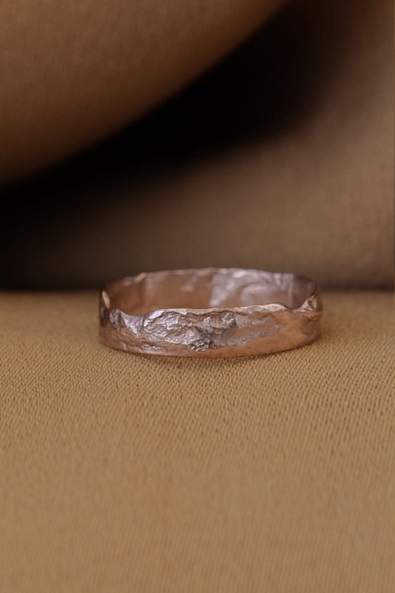 Bagues en or bio pour femmes, bague unique, bague martelée en or, bague texturée minimaliste, bague en or rustique, bague à empiler en or, bague en or 18k rose gold plated