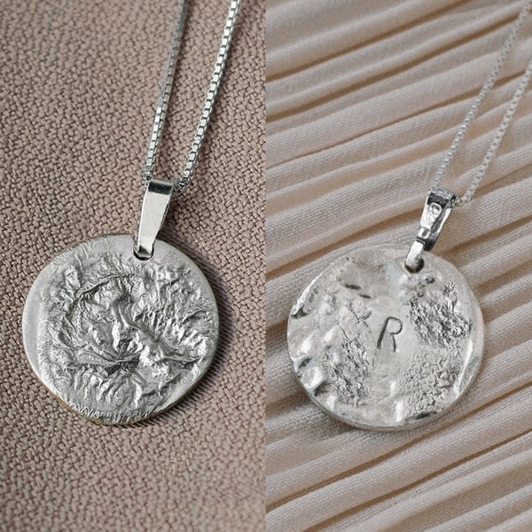 Gravierter Kreis Halskette Silber Medaillon Anhänger, gravierte Mutter Halskette Silber, personalisierte Mütter Halskette, gestempelte erste Halskette