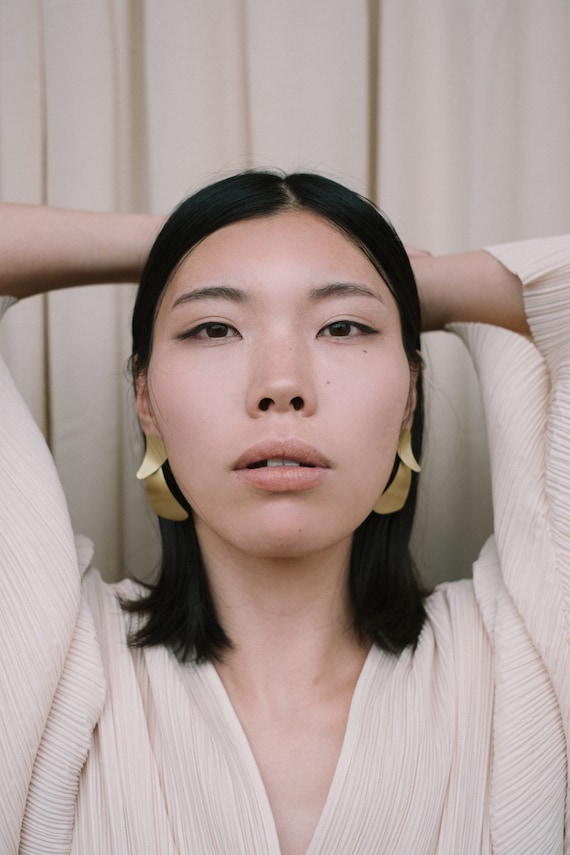 Sculptural earrings Mismatched dangle earrings gold Modern statement earrings gold Party earrings Lightweight statement earrings for wedding