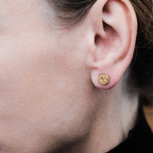 Hammered stud earrings gold, Small Gold stud earrings, Small studs earrings, Dainty gold studs, Unique stud earrings, Circle stud earrings zdjęcie 6