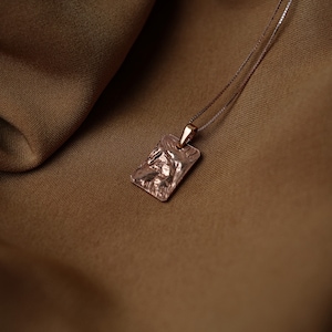 Minimal goldene Halskette OOAK Layered zierliche Halskette Quadrat Anhänger Quadrat Medaillon Halskette Rechteck Anhänger Halskette Halskette für jeden Tag 18k rose gold plated