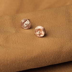 Gehamerd stud oorbellen goud, kleine gouden stud oorbellen, kleine studs oorbellen, sierlijke gouden studs, unieke stud oorbellen, cirkel stud oorbellen 18k rose gold plated