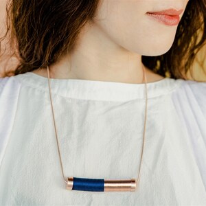 Asymmetriskt halsband, Marinblått halsband, Industriellt halsband, Abstrakt halsband, Återvunna smycken Coolt halsband Snyggt halsband för kvinnor bild 3