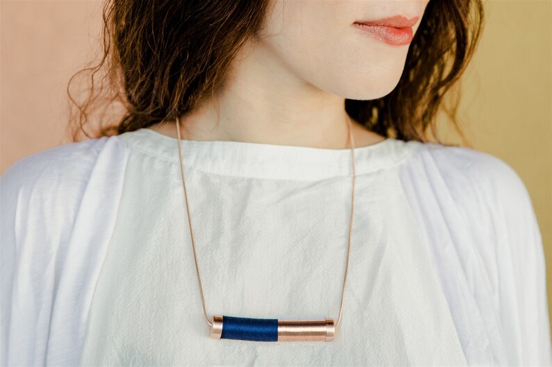 Asymmetriskt halsband, Marinblått halsband, Industriellt halsband, Abstrakt halsband, Återvunna smycken Coolt halsband Snyggt halsband för kvinnor bild 3