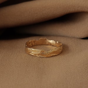 Einzigartiger Ring Gold gehämmert Ring, Gehämmert Goldring, Goldring für Frauen, Minimalist Ring, Rustikaler Goldring, Stapelring Gold, Goldring Bild 4