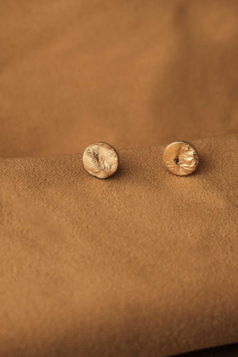 Hammered stud earrings gold, Small Gold stud earrings, Small studs earrings, Dainty gold studs, Unique stud earrings, Circle stud earrings zdjęcie 3