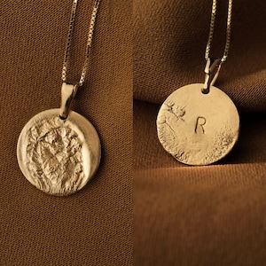 Collar personalizado del día de las madres para mamá, regalo personalizado para mamá, collar colgante grabado único collar de monedas de oro con encanto inicial