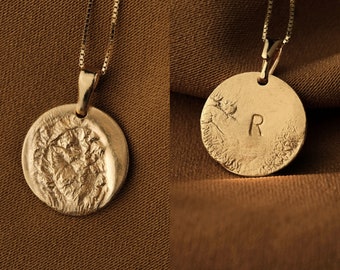 Collier personnalisé pour la fête des mères pour maman, Cadeau personnalisé pour maman, Collier pendentif gravé unique Collier de pièces d’or avec charme initial