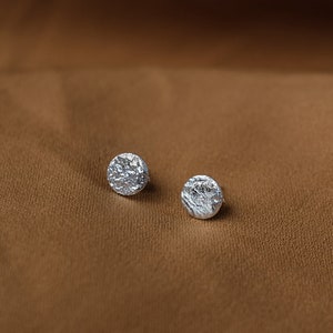 Gehamerd stud oorbellen goud, kleine gouden stud oorbellen, kleine studs oorbellen, sierlijke gouden studs, unieke stud oorbellen, cirkel stud oorbellen 925 sterling silver