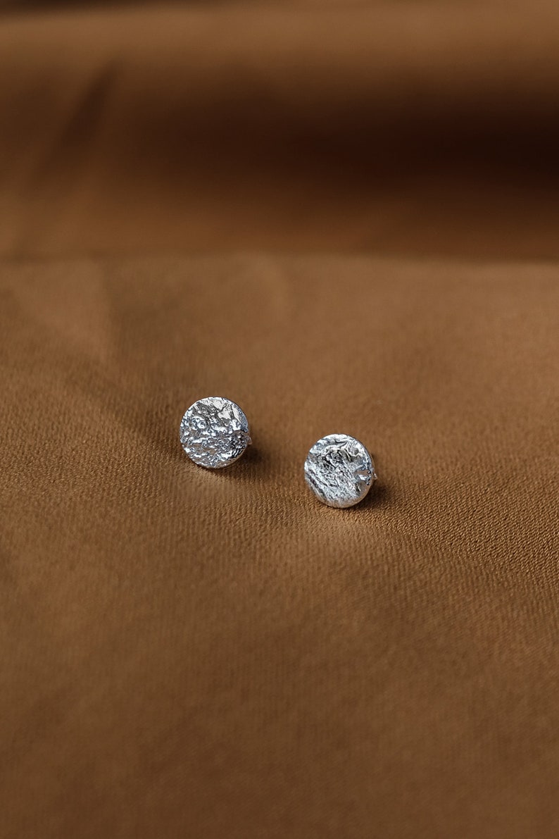 Gehamerd stud oorbellen goud, kleine gouden stud oorbellen, kleine studs oorbellen, sierlijke gouden studs, unieke stud oorbellen, cirkel stud oorbellen 925 sterling silver