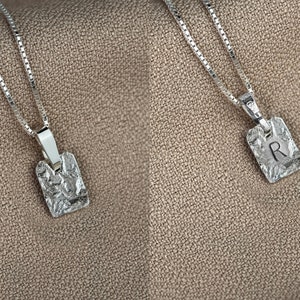 Collar inicial cuadrado Cadena de plata regalo personalizado Collar estampado personalizado de plata Colgante inicial de plata esterlina Collar de plata delicado