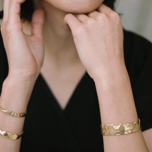 Bracelet épais en or, bracelet manchette épais en or, bracelet extra large, bijoux bio, bracelet jonc large, bracelet tendance, cadeau unique image 9