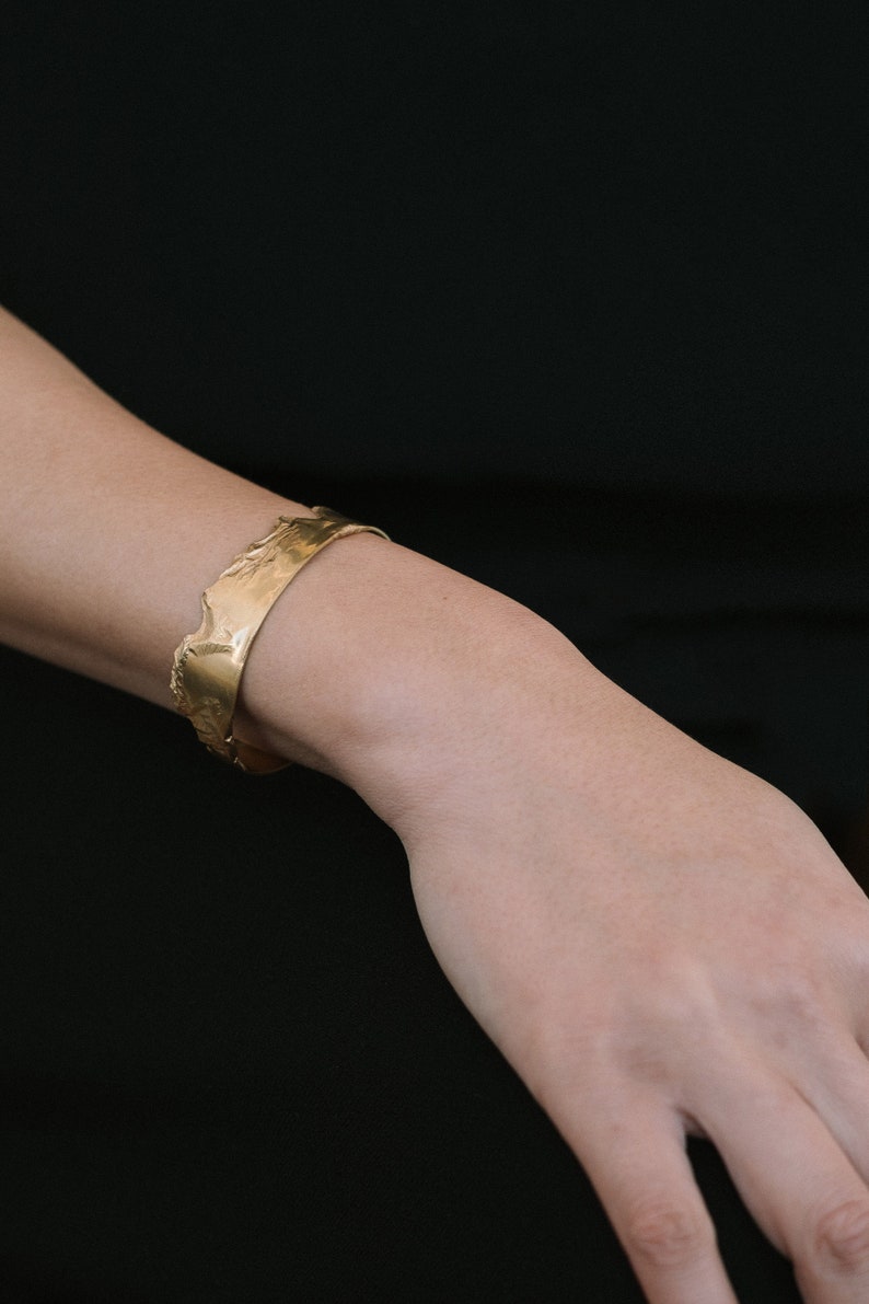 Bracelet épais en or, bracelet manchette épais en or, bracelet extra large, bijoux bio, bracelet jonc large, bracelet tendance, cadeau unique image 6