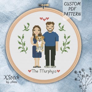 Könnte beinhalten: Ein runder Stickrahmen aus Holz mit einem Kreuzstichmuster von zwei Personen und einem Hund. Das Design zeigt grüne Blattmotive, rote Herzen und den Text "The Murphy's". Die Aufschriften "CUSTOM PDF PATTERN" und "XStitch by Anna" sind ebenfalls zu sehen.