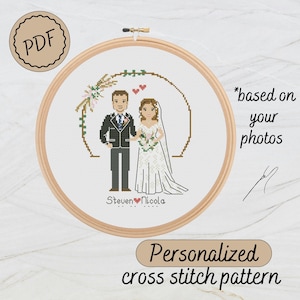 Peut inclure: Un motif de point de croix dans un cercle à broder en bois. Le motif représente des mariés sous une arche avec des cœurs. Le texte comprend "Personalized cross stitch pattern" et "based on your photos."