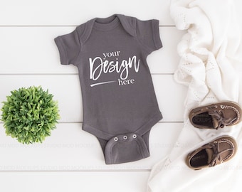 Baby Bodysuit Mockup, CHARCOAL, Baby Mockup, Baby Mockup, Konijnenhuiden Mockup, Konijnenhuiden 4400 Mockups, Baby Mock-up Stockfoto