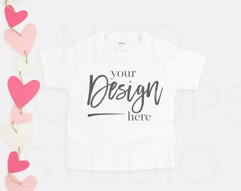 San Valentín Mockup Gildan Youth 5000B Blanco Unisex Camiseta Blanca Maquetas Camiseta Mock Up Kids Flatlay Mockup