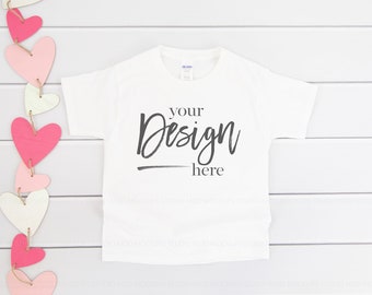 San Valentín Mockup Gildan Youth 5000B Blanco Unisex Camiseta Blanca Maquetas Camiseta Mock Up Kids Flatlay Mockup