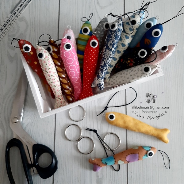 Poisson en tissu à accrocher, Porte-clés avec sardine, poisson farci, marque-place, idée cadeau, pendentif tout doux