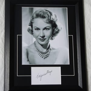VIRGINIA MAYO signierte, gerahmte, mattierte Vintage-Karte, signiert, nicht kopiert oder gedruckt, registrierter Händler
