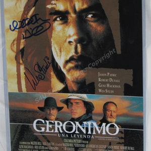 Könnte beinhalten: Ein Filmplakat für den Film "Geronimo: Eine amerikanische Legende" mit einer Nahaufnahme von Wes Studi als Geronimo. Das Plakat zeigt auch Jason Patric, Robert Duvall und Gene Hackman. Das Plakat ist von Wes Studi signiert.