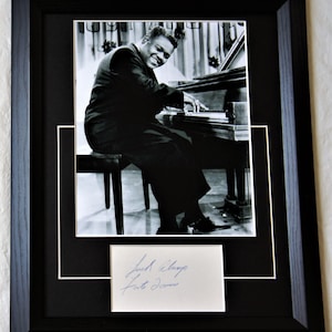 FATS DOMINO signierte Karte mit mattiertem Passepartout und gerahmter Musiklegende. Registrierter Händler
