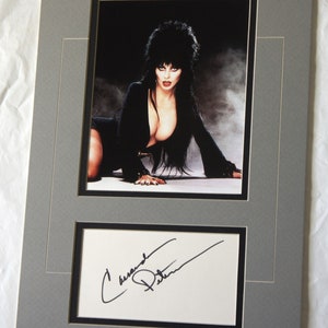 CASSANDRA PETERSON Elvira signierte mattierte Anzeige authentisch garantiert Ungerahmt registrierter Händler mattierte signierte Karte mit Foto nicht kopieren
