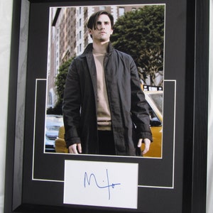 MILO VENTIMIGLIA signierte Heroes gerahmte, mattierte signierte Karte mit Foto authentisch, nicht kopieren oder drucken, registrierter Händler