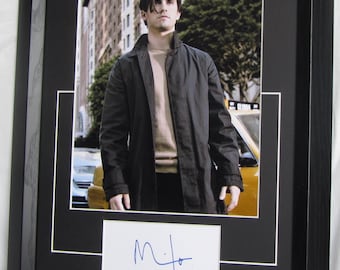 MILO VENTIMIGLIA ha firmato Heroes, carta incorniciata e firmata con passepartout, con foto, autentica, non copia o stampa, rivenditore registrato