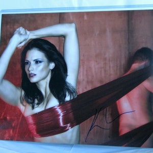 KATRINA LAW サイン入り Spartacus 本物のサイン入り 14 x 11 写真。コピーやプリントではありません。登録ディーラー
