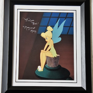 Könnte beinhalten: Eine gerahmte Illustration von Tinkerbell, einer Fee mit blauen Flügeln, die auf einem Baumstumpf sitzt. Die Illustration ist signiert mit "Tinker Bell" und "Margaret Kerry".