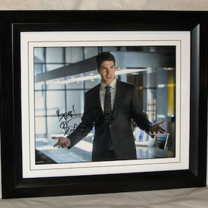 BRANDON ROUTH Signed Arrow authentic Registered  Dealer  . Not Copy or  Printed