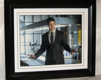 BRANDON ROUTH Signed Arrow authentic Registered  Dealer  . Not Copy or  Printed