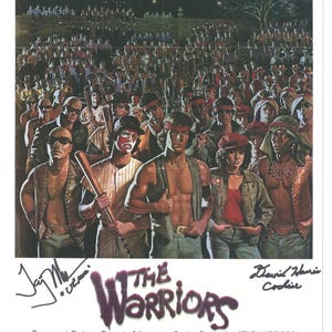Può includere: Poster del film "The Warriors" con una folla e il titolo del film. Il poster include il testo: "Questi sono gli eserciti della notte." e le firme. Il titolo del film è viola.