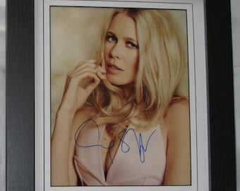 CLAUDIA SCHIFFER Firmado con paspartú y marco. Distribuidor registrado. No es una copia ni una firma impresa.