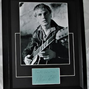 ADAM FAITH signierte Karte / Seite Matted gerahmte Sänger Schauspieler authentische Nicht Kopie oder gedruckte Signatur Registrierter Händler