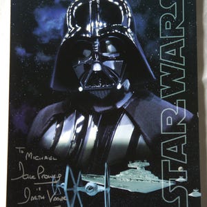 Tarjeta fotográfica de Darth Vader de Star Wars firmada por Dave Prowse, tamaño 35 x 28 cm. Dedicada a Michael. Enmarcada. Auténtica, no copia ni imprime. Distribuidor registrado.