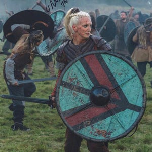GEORGIA HIRST Lizenzierte signierte TORVI The Vikings signiert authentisch garantiert authentisch signiertes Autogramm registrierter Händler # 3