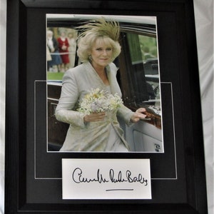CAMILLA PARKER BOWLES signierte Duchess of Cornwall umrahmte mattierte signierte Karte mit Foto authentisch, nicht kopieren oder drucken registrierter Händler