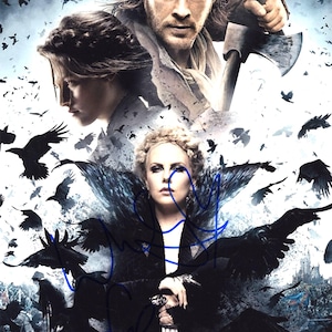 Könnte beinhalten: Filmposter für "Snow White & the Huntsman" mit Chris Hemsworth und Charlize Theron. Das Poster hat ein dunkles Fantasy-Thema mit fliegenden Krähen und einer dramatischen Komposition. Der Titel ist deutlich sichtbar.