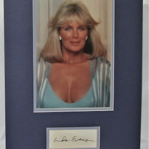 LINDA EVANS ha firmato il biglietto con passepartout autentico, non copiato o firmato, senza cornice, rivenditore registrato