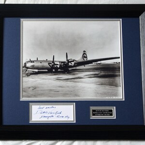 Tarjeta firmada por DUTCH VAN KIRK. Navegante en el B-29 Superfortress, Enola Gay 1945. Enmarcada. Artículo auténtico.