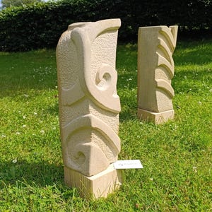 Moderne Naturstein Stele handgefertigt mit Spiralen Höhe 44cm