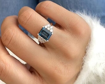 Anillo de topacio azul, anillo de compromiso de talla esmeralda con topacio azul, piedra preciosa natural Londres de topacio azul de 3 quilates, diamantes laterales de 0,5 quilates, oro blanco de 14 k