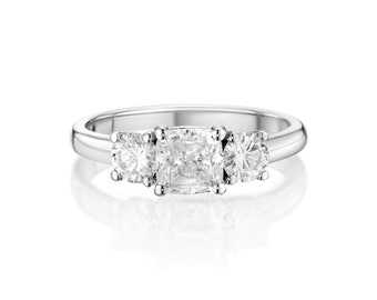 美しく繊細な 3 石の天然ダイヤモンドの婚約指輪 (14K ホワイト