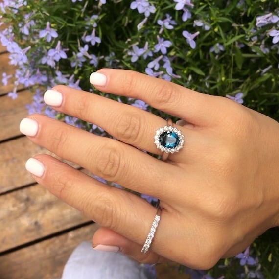 Get the Perfect Coloured Engagement Rings | GLAMIRA.in