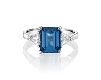 Wunderschöner und natürlicher Blautopas-London-Verlobungsring mit 2 Diamanten im Dreiecksschliff in 14-karätigem Weißgold-Verlobungsring. Tiefblaue Farbe
